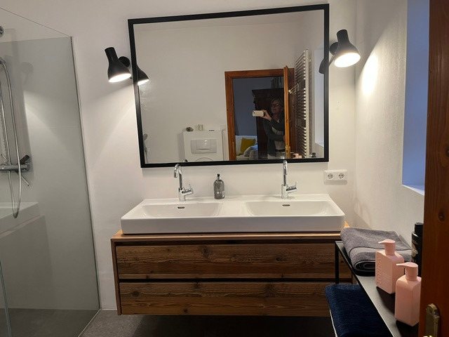 Badezimmer mit Doppelwaschtisch aus Altholz