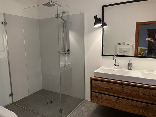 Modernes Bad mit großer Walk-in-Dusche und Altholz-Waschtisch
