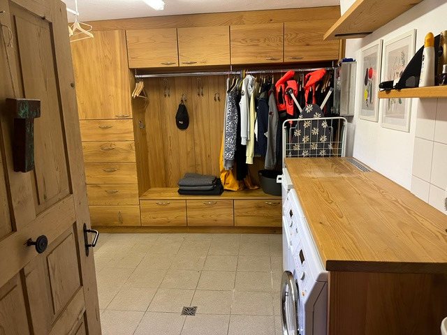 Geräumige Garderobe mit Einbauschränken und Platz für Ski- und Sportausrüstung