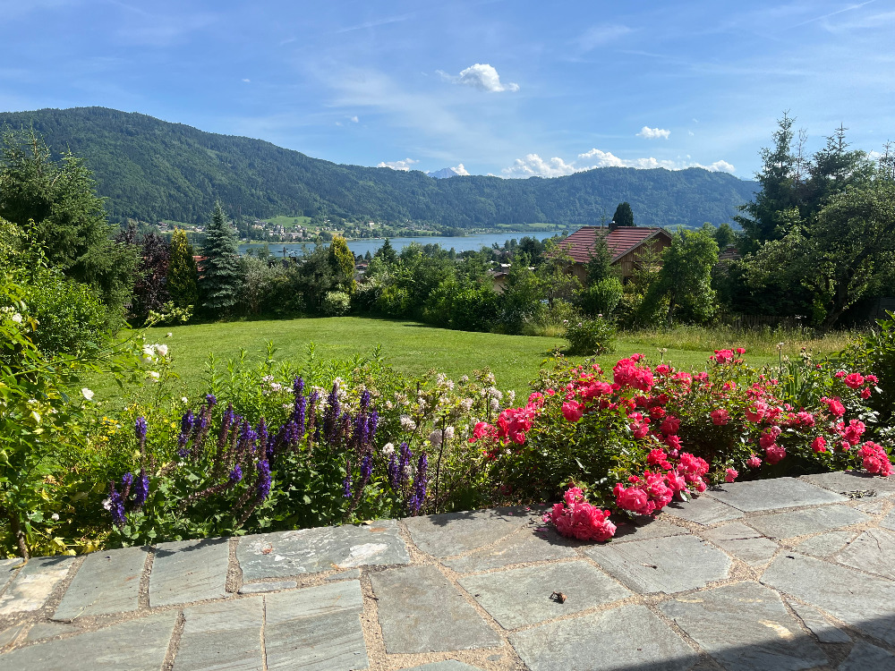 Garten mit Seeblick im Sommer