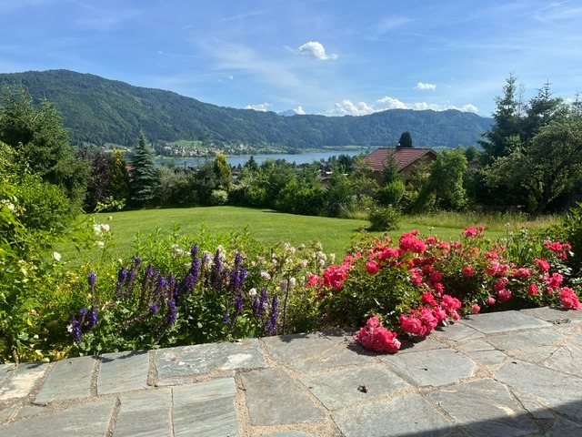 Blühender Garten mit Blick über den Ossiacher See und die Berge