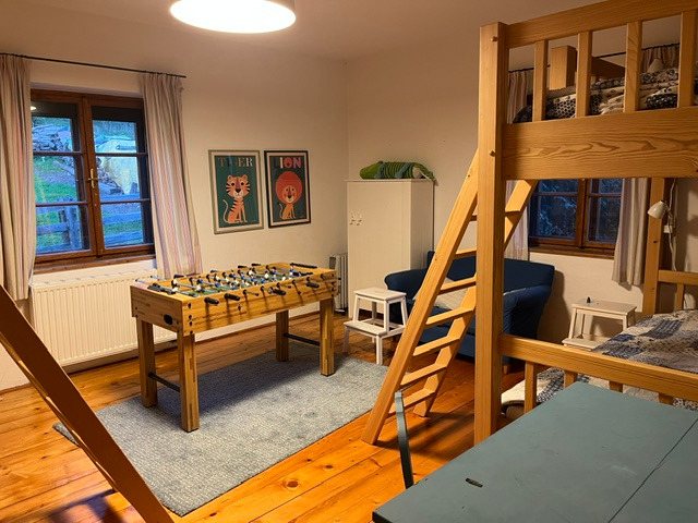 Kinderzimmer mit Stockbett und Tischfußball