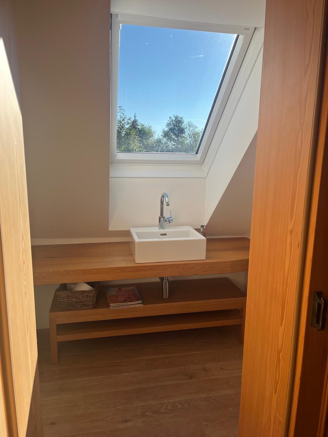 Waschbecken unter dem Dachfenster