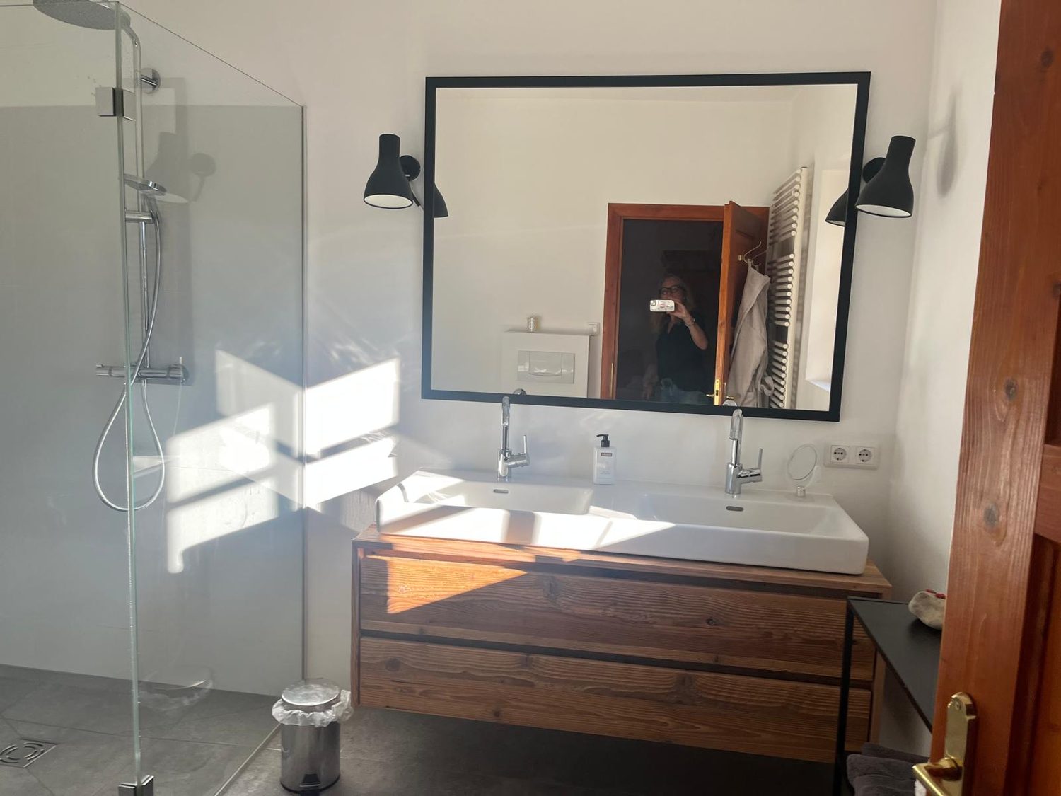 Modernes Bad mit Walk-in-Dusche und Doppelwaschtisch aus Altholz