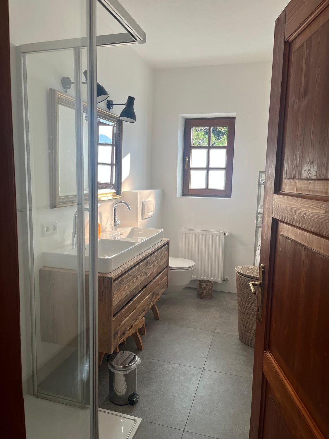 Badezimmer mit Dusche, WC und Fenster