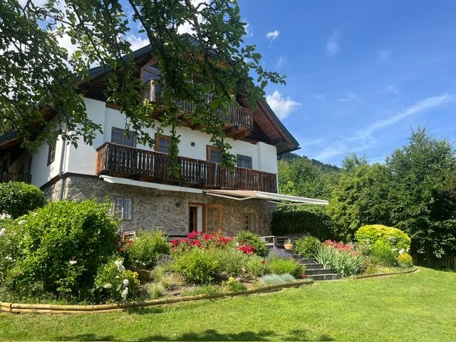 Hausansicht des Landhauses mit Garten und Balkonen