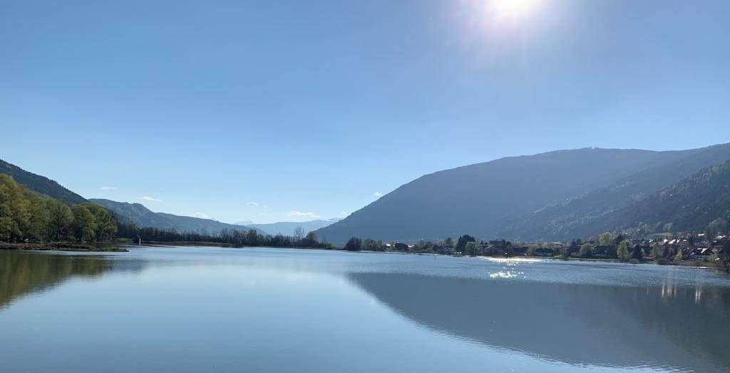 Weiter Blick über den ruhigen Ossiacher See auf die Berge