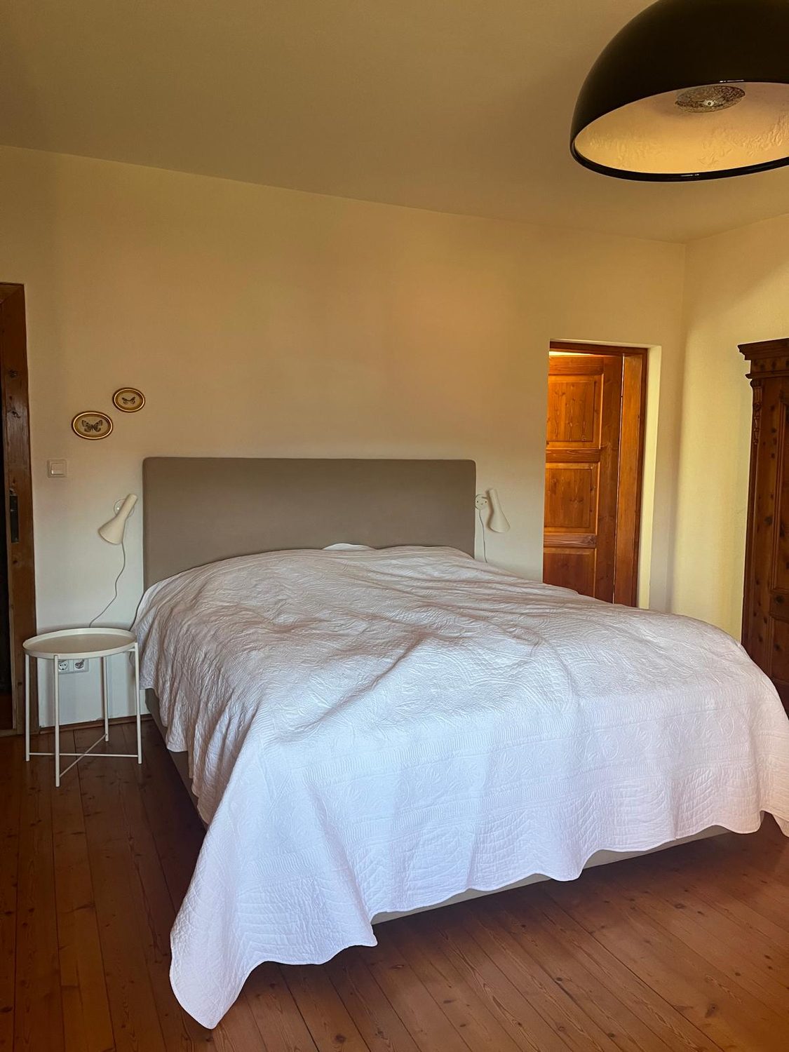 Schlafzimmer mit Doppelbett und großer Hängeleuchte