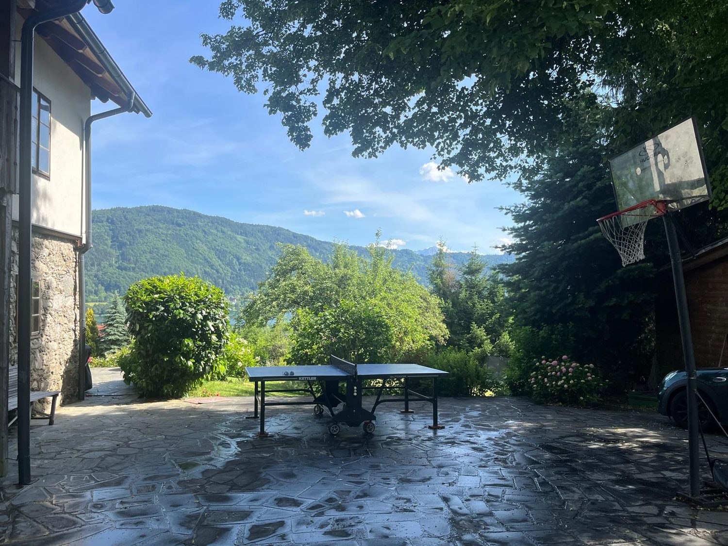 Terrasse mit Tischtennistisch und Blick über den See