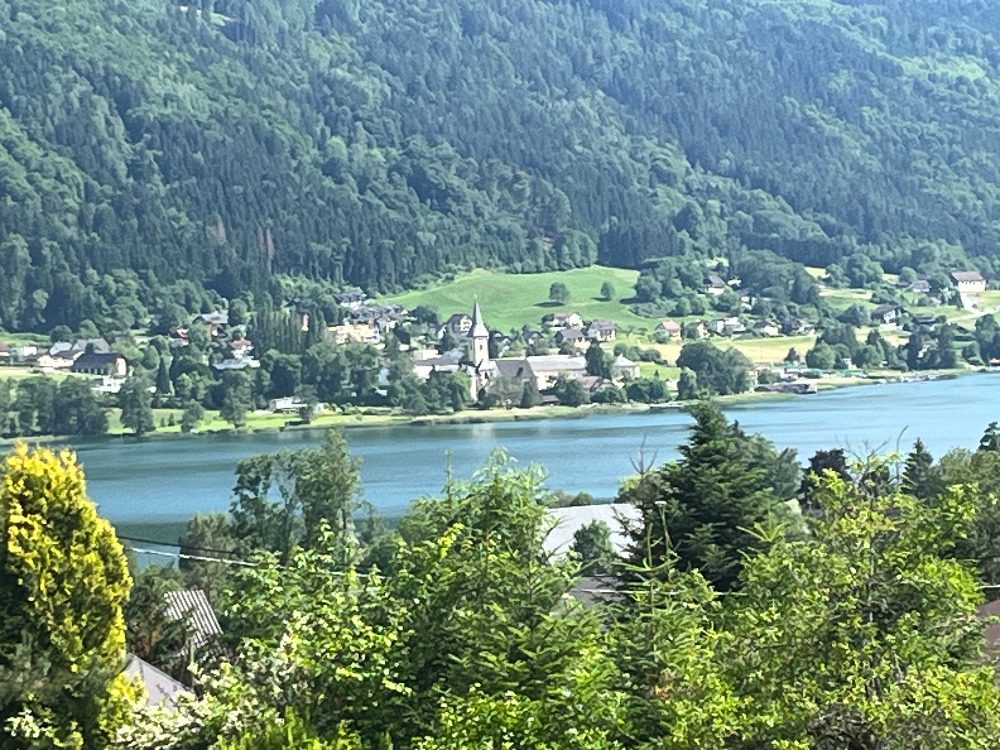 Blick über den Ossiacher See auf Ossiach mit Stiftskirche