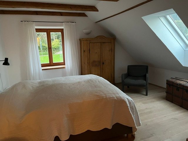 Dachschlafzimmer mit Pinienschrank und Dachfenster
