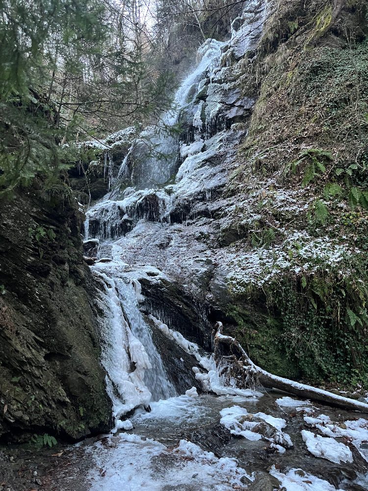 Vereister Wasserfall im Winter